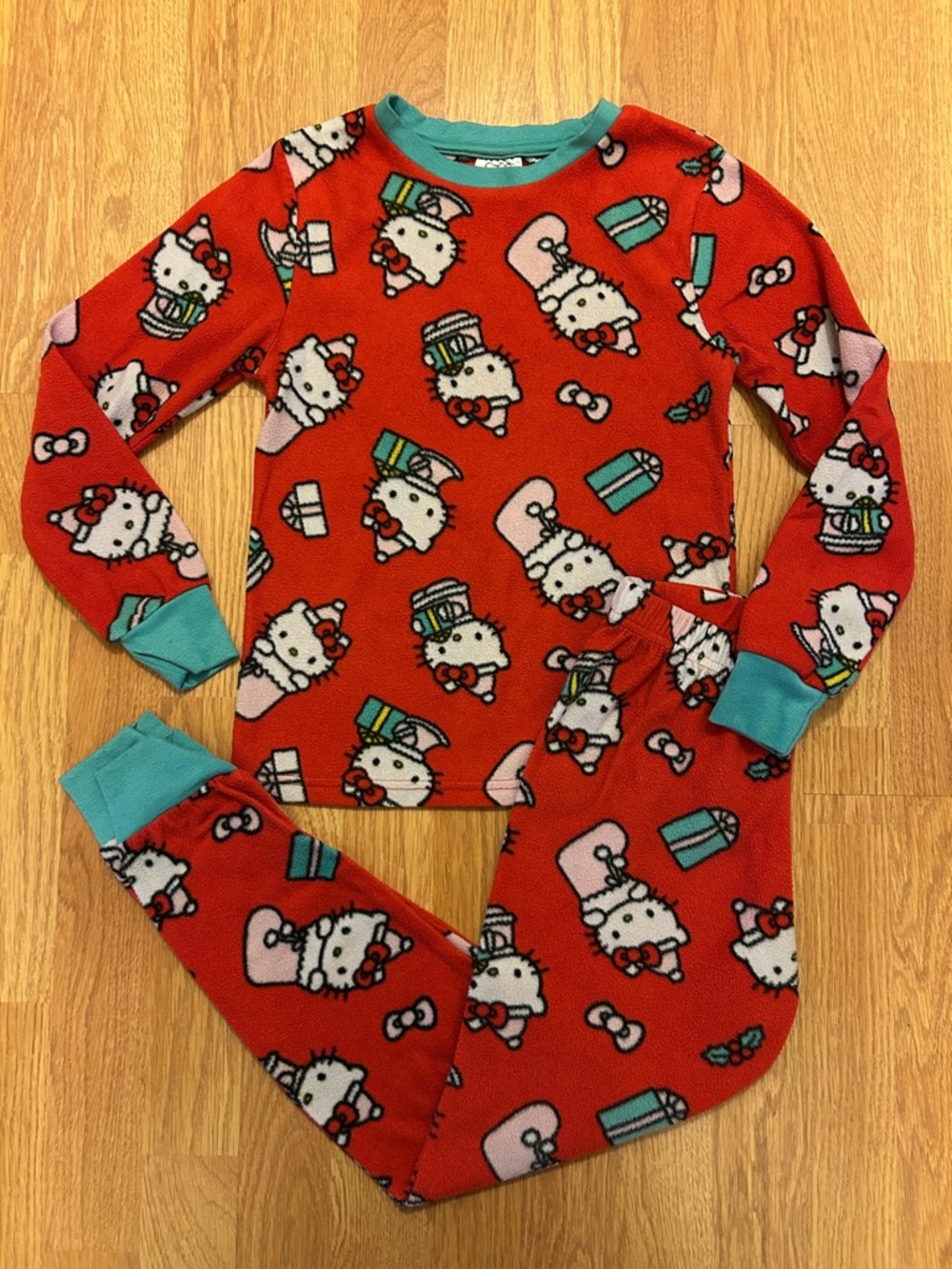 Girl’s Sanrio Hello Kitty Christmas Fleece 2 piece Pajamas Size 7/8